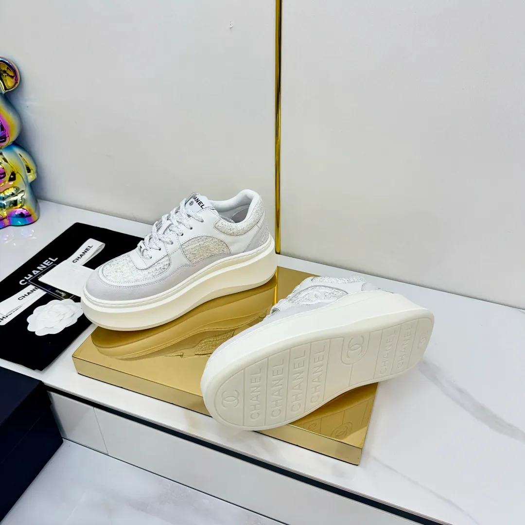 👟👟Ex-factory price 600👟👟 Upgraded version, upgraded version, upgraded version! No rebuttal accepted! ! ! ! Chanel Chanel panda shoes! 2025 counter's top casual sports shoes. This classic design; the upper is electro-embroidered with a variety of techniques; the outsole is fashionable and sporty; the unusual inclusion of a variety of color matching elements... The diversified mix and match is very good-looking and versatile, and can be used for leisure, fashion, sports, and outdoor... ꫛꫀꪝ Go➫ Materials: ❶Upper made of: original imported first-layer silk cowhide + original waterproof cloth + original first-layer cowhide ❷Inner lining: Original Yangli+Net ❸Outsole based on: Original TPU combination outsole Counter boutique packaging complete set for women 35–41 👉 👉 👉 👉 👉